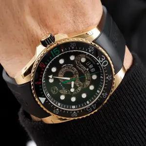 구찌 다이브 킹스네이크 200m 방수 남성 우레탄 시계 YA136219