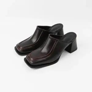 [롯데백화점]신난다슈 여성 뮬 힐 7cm 뮬 슬리퍼 샌들힐 블로퍼 스퀘어토 키높이통굽 TMZ233029브라운