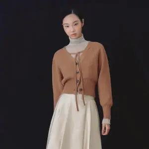 [롯데백화점]라인에디션 리본 스트링 브이넥 가디건(NKCDOJ01)