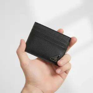 삼각로고 지갑 블랙 2MC223 QHH F0002 배송