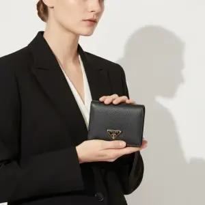 블랙 사피아노 삼각로고 폴딩 반지갑 1MV204 QHH F0002 배송