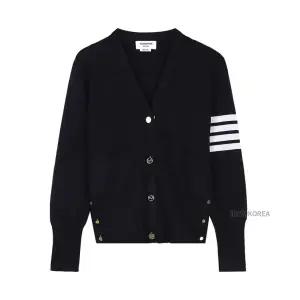 [롯데백화점]톰브라운 SS26 여성 울 4바 브이넥 가디건 FKC207A 00014 415
