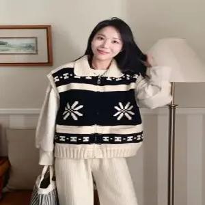 루돌프 배색 카라 니트 베스트 집업 (one color)