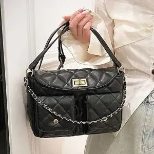 스트랩크로스백 전면 투포켓 퀼팅 체인장식 크로스백 직장인 패션가방