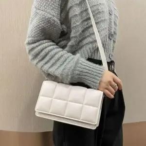 [패션] 미니 크로스백 엠보 가죽 핸드폰 수납 오피스용 숄더백