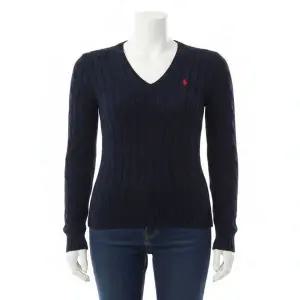 [폴로 랄프 로렌]POLO RALPHLAUREN 25FW 포니로고 자수 피마코튼 브이넥 니트 211971870004 891543