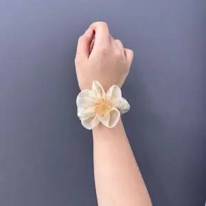 [에이치플러스몰]데이지 스크런치 곱창머리끈 베이지 여자모자 머리집게핀