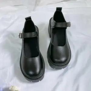 여자 라운드토 버클 스트랩 플랫폼 메리제인 구두