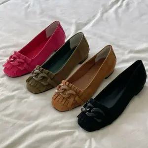 여자 술장식 합성피혁 사슬 컨템포러리 사각코 플랫슈즈