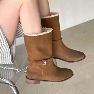 [옷자락]여자 스웨이드 털안감 버클 장식 플랫 미들 부츠