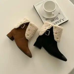 [옷자락]여자 스퀘어토 스웨이드 양털 미들힐 앵클부츠
