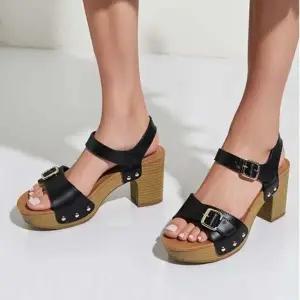 [SBG17W8]우드질감 통굽 키높이 웨지샌들 가보시힐