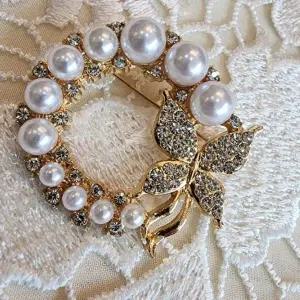 [NS홈쇼핑]패션 진주큐빅 브로치 코사지 액세서리 포인트 장식 가성비 좋은 데일리 필수템..[35777314]