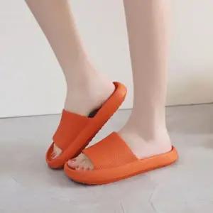 베이직한 디자인 폭신한 쿠션감 층간 소음방지 슬리퍼