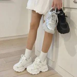 [옷자락]여자 데일리룩 트렌디 스트릿 패션 스니커즈