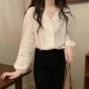 여리핏 실루엣 브이넥 레이스 펀칭 블라우스