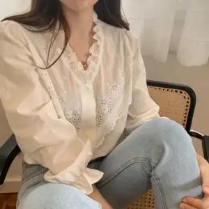 여성 펀칭자수 소매플리츠 블라우스 브이넥 러플셔츠