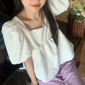 주말 여름 나들이 여름 화이트 블라우스 퍼프 반팔