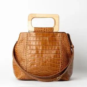 [클라우디아 피렌체]  다니엘라 악어무늬 우드 핸들 백