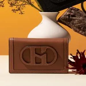 헤지스 액세서리 26SS [선물추천][백화점BEST]브라운 로고패치 소가죽 반지갑 HIWA6E530W1