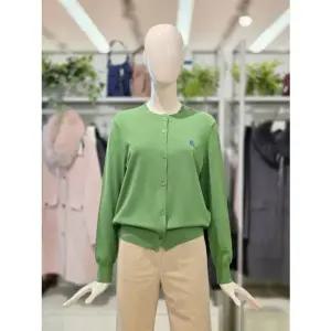 [갤러리아] 크로커다일레이디 라운드 레터링 니트 가디건 CLEWSW114