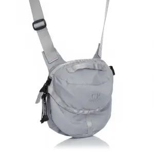 NYLON B SHOULDER POUCH 16CMAC007A 005269G 913) 나일론 B 숄더 파우치)