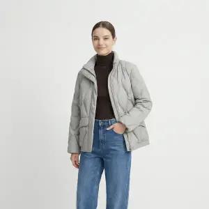 [막스카라]에센셜 스탠드넥 구스다운 숏 패딩 M54PDM727ME_P414855879