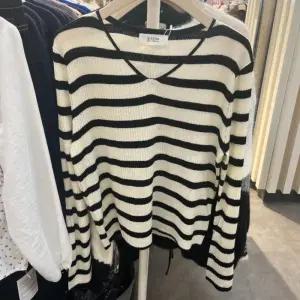 밀스튜디오 HC06 골지 브이넥 니트 슬림 골지 브이넥 니트 LS3KTS103BKO