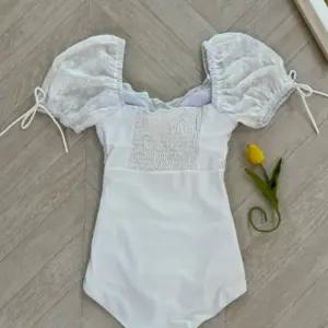 체형커버 화이트 여성스러운 수영복 모노키니호캉스 비치웨어 탱니 패션 원피스 호캉스