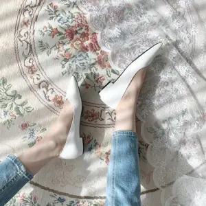 국내제작 뾰족 브이라인 컷팅 낮은굽 플랫 여성 단화Y 뾰족구두 뾰족플랫 국내제작플랫