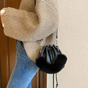 스트랩크로스백 밍크퍼 손잡이 미니 크로스 버킷백 데일리 캐주얼룩