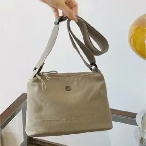 매일 들고 싶어지는 멀티 포켓 크로스백 가방 패턴 슬림 손가방 크로스 만두백 키플링 슬링백 미니