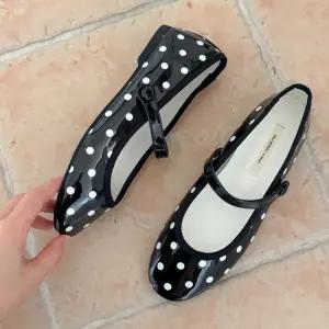 둥근코 에나멜 메리제인플랫 유광 도트 플랫슈즈