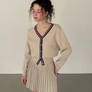 [롯데백화점]트위 브이넥 배색 가디건 스커트 세트 TOBCFST001