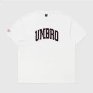 [셀러허브]엄브로 트렌드 레터링 오버핏 반팔 티셔츠 / WHITE UR121CRS11 (S46775981)