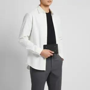 마르지엘라 25FW 블랙 스티치 플랩 지갑 SA1VX0011 P4455 T8013