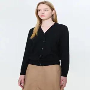 헤지스 여성 24FW [클리어런스][스테디셀러][울100%] 블랙 로고자수 브이넥 가디건 WSSW4D8C3BK