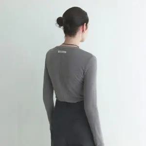 [온앤온](강남점)[정채연 착용] 백 포인트 슬릿 티셔츠 NEW6XE808