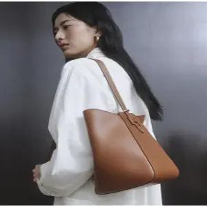 헤지스 액세서리 25FW [H-EDGE] 엣지백 시그니처 H 브라운 레더 숄더 M HIBA5F317W2