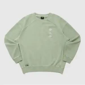 긴팔티 KQF UQ121CFS11-BAS 웨이파인더 가먼트다잉 맨투맨 BASIL GREEN