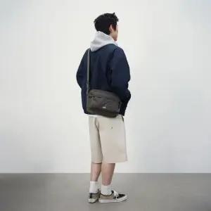 에센셜 타이탄 크로스백 3389 카키