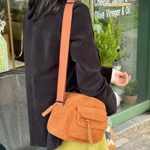 귀여운 라운드 디자인 골덴 크로스백 포근한 감성 포근한가방 골덴가방 코듀로이크로스백