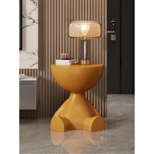 인테리어 테이블 앉아있는 인형 커피 수납 이동식 사이드