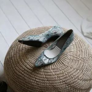 국내제작 뾰족코 망사 매쉬 자수 미들굽 여성구두Y nqJ1+8QUb