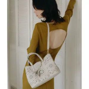 갤러리아 DCBA6E586IV 닥스 아이보리 소가죽 플라워 펀칭 토트백 L