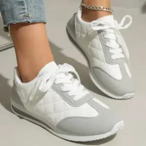 여성 세련된 퀼팅 가죽 배색 디테일 대형 스니커즈