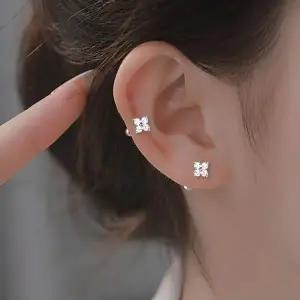 네잎클로버 귀걸이 은은한 행운 포인트 미니 이어링
