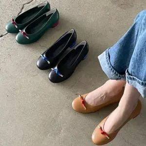 [옷자락]여자 합성피혁 라운드토 배색굽 데일리 플랫슈즈