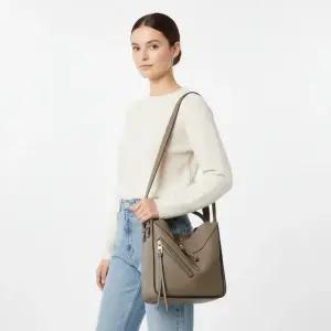 26SS COMPACT HAMMOCK BAG IN SOFT GRAIN CALFSKIN A538H13X23 3170) 컴팩트 해먹 백)