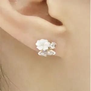 [다잇템]여자 데이트룩 큐빅 자개 귀여운 꽃무늬 귀걸이_P338133651